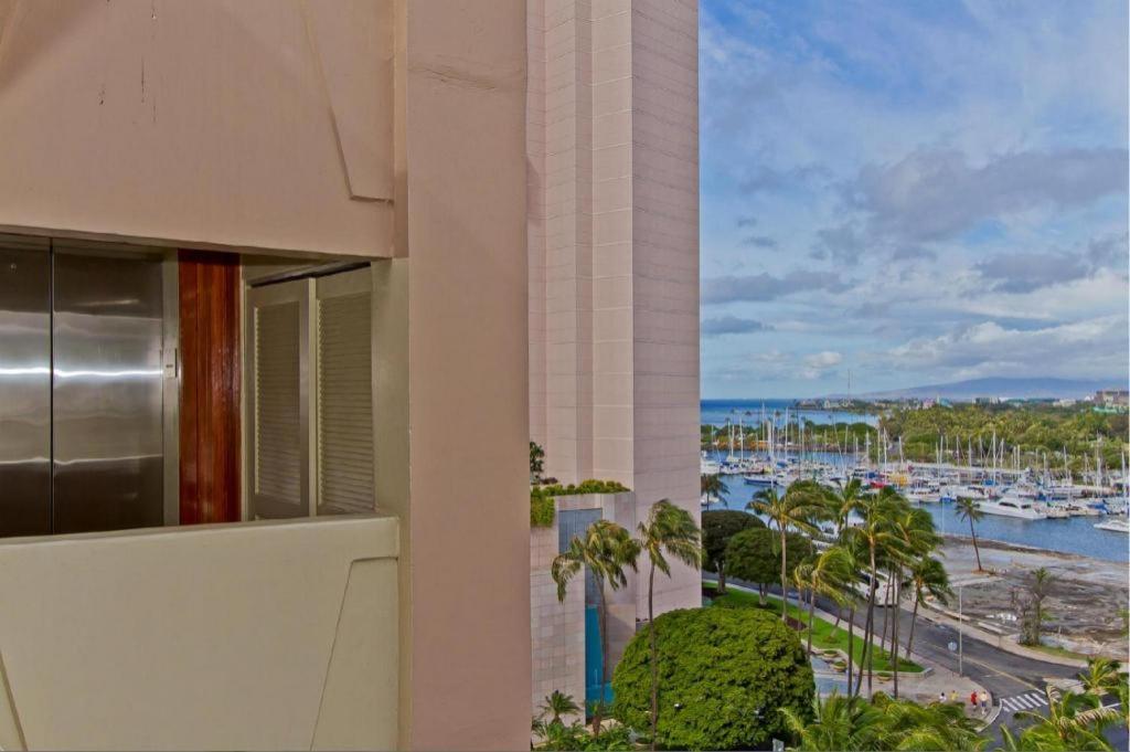 Equus Hotel Honolulu Exterior photo