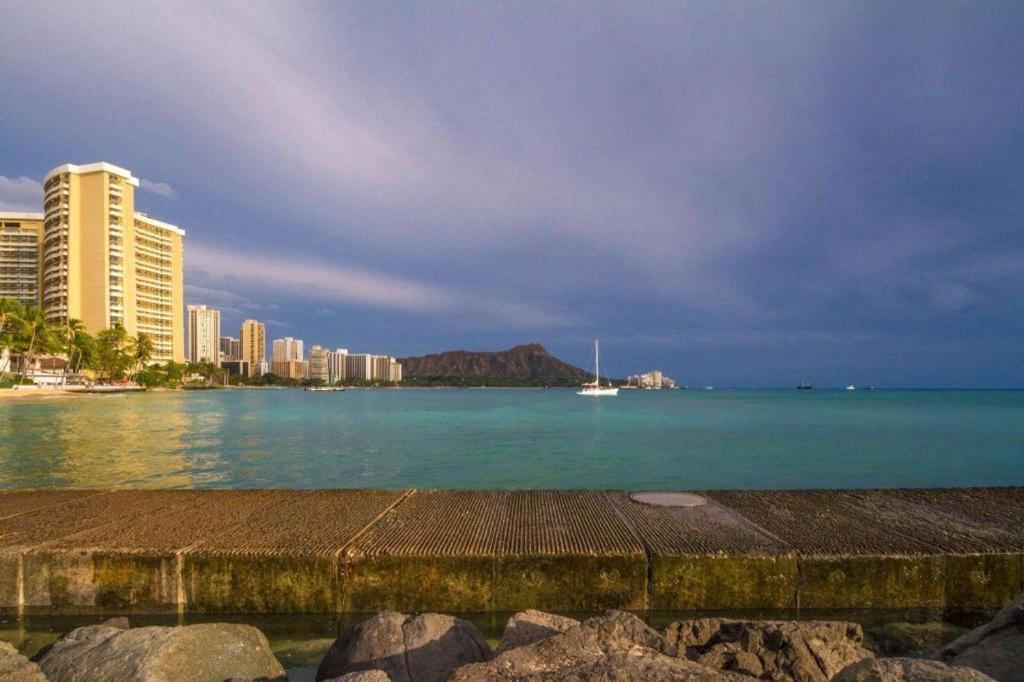 Equus Hotel Honolulu Exterior photo