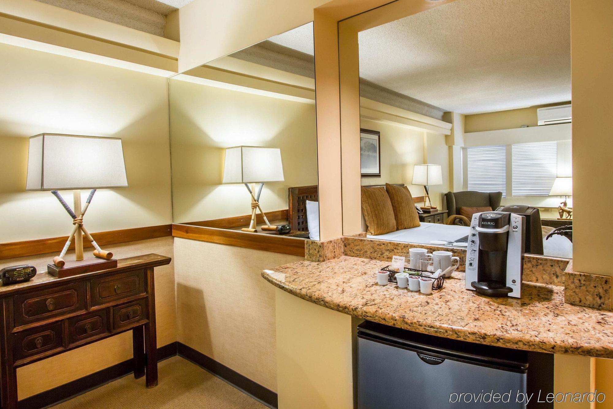 Equus Hotel Honolulu Exterior photo