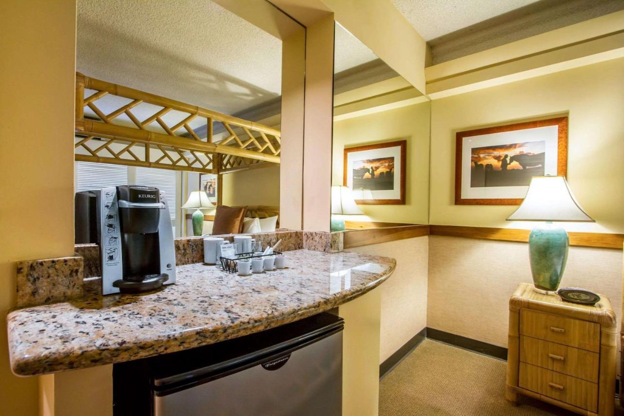 Equus Hotel Honolulu Exterior photo