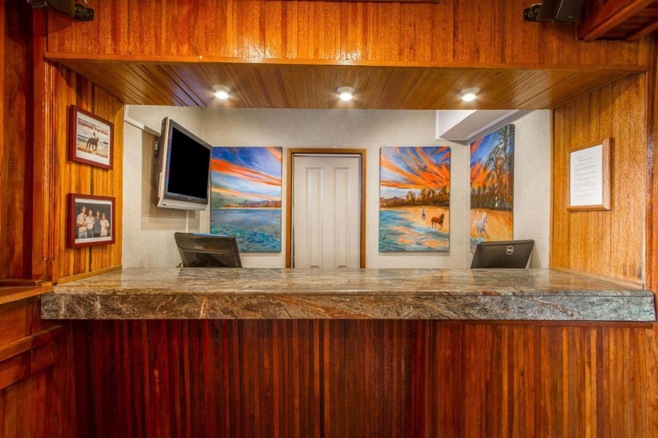 Equus Hotel Honolulu Exterior photo